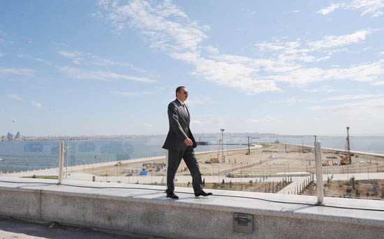 Президент Азербайджана ознакомился с ходом строительных работ, проводимых на 2-4-м километре автомобильной дороги Баку-Алят вокруг Площади Государственного флага [Фото]