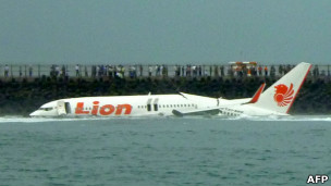 Удачное приводнение самолета у берегов Бали