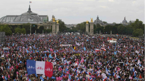 Многотысячные протесты в Париже против однополых браков