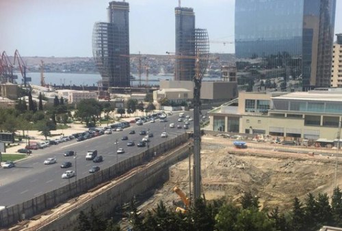 В Баку демонтируют железнодорожные рельсы, шокировавших англичан