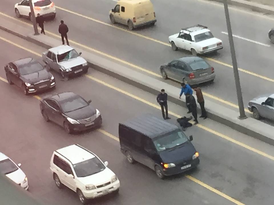 Как в Баку водитель насмерть сбил пешехода или как пешеход сошедший с автобуса, перебегал трассу с движением со скоростью 100 км/ч [Видео]