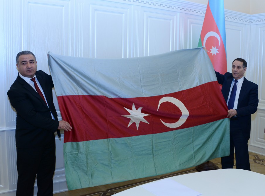 Азербайджану передан государственный флаг парламента АДР