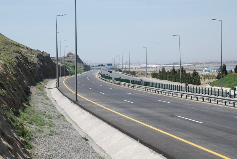 Завершается строительство новой дороги с улицы Шарифзаде до Бакинской кольц ...