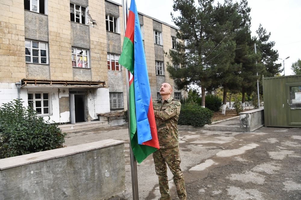 Президент Ильхам Алиев поднял флаг Азербайджана в Физули, Джабраиле и на Ху ...