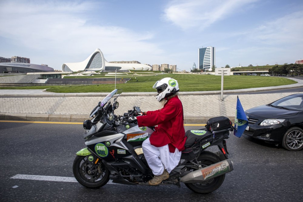 Известный йогин Садхгуру в рамках 100-дневного путешествия на мотоцикле приехал в Баку