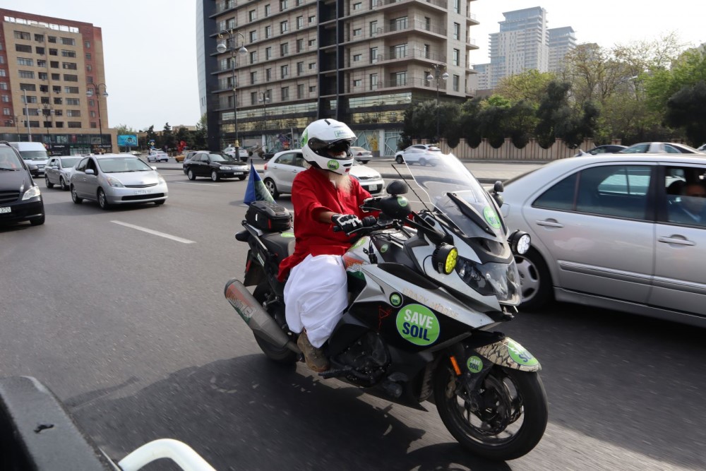 Известный йогин Садхгуру в рамках 100-дневного путешествия на мотоцикле приехал в Баку