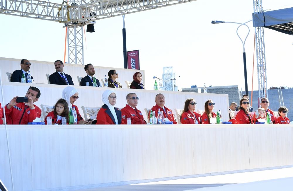 Президент Ильхам Алиев, Президент Реджеп Тайип Эрдоган, Первые леди Мехрибан Алиева и Эмине Эрдоган наблюдали за авиашоу на «ТЕХНОФЕСТ Азербайджан»
