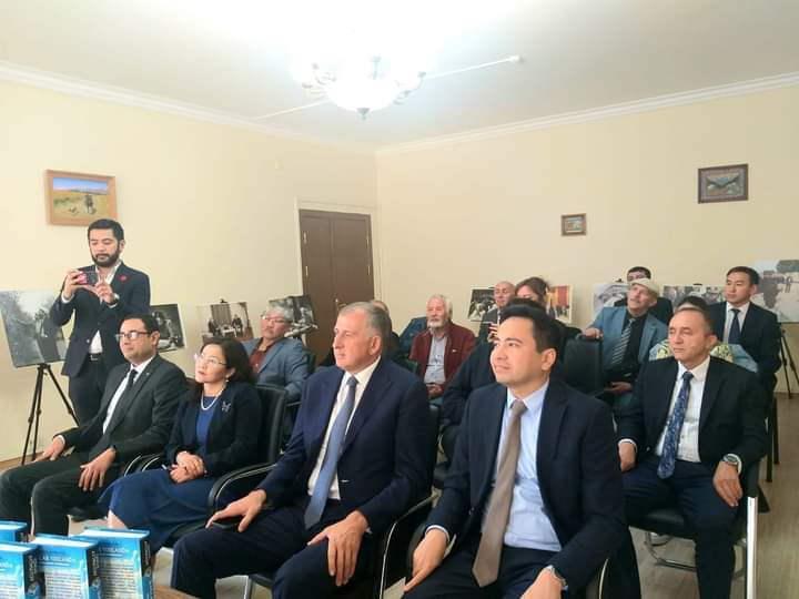 В Баку состоялась презентация сборника произведений  Чингиза Айтматова "Когда падают горы", ранее не переведенных на азербайджанский язык